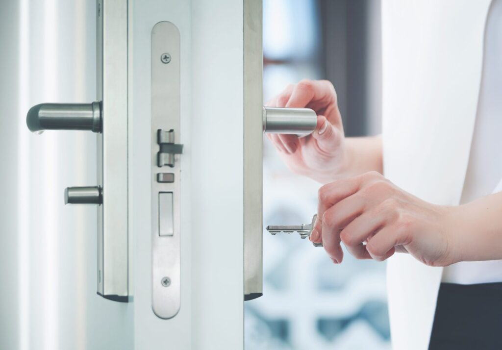 Locksmith unlocking a door during an emergency lockout in Dubai